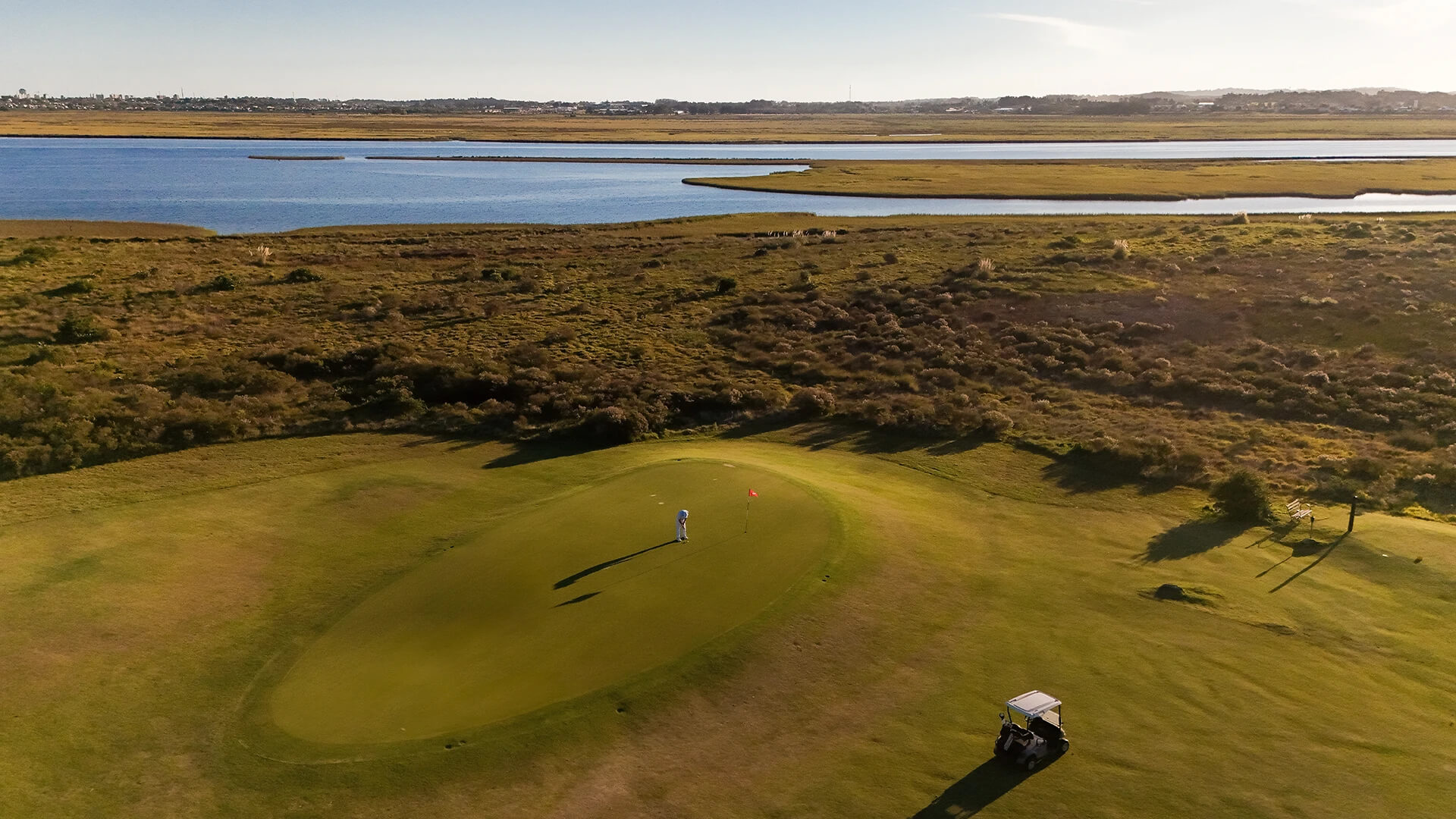 Campo de Golfe de 18 buracos por Arnold Palmer com Driving Range
