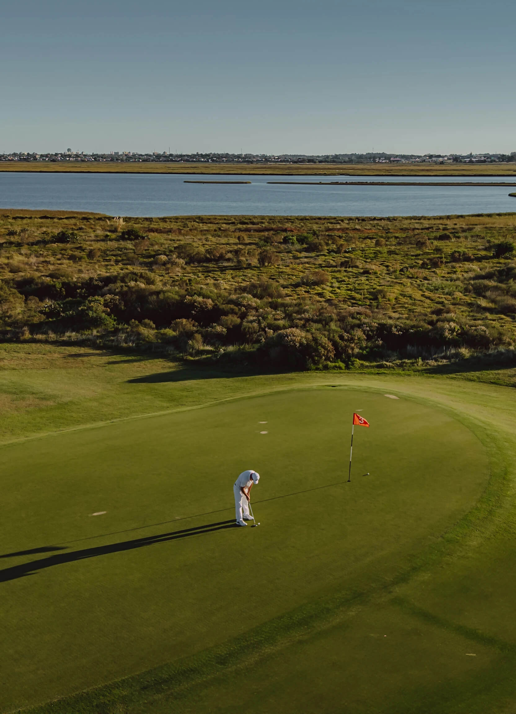 Campo de Golfe de 18 buracos por Arnold Palmer com Driving Range