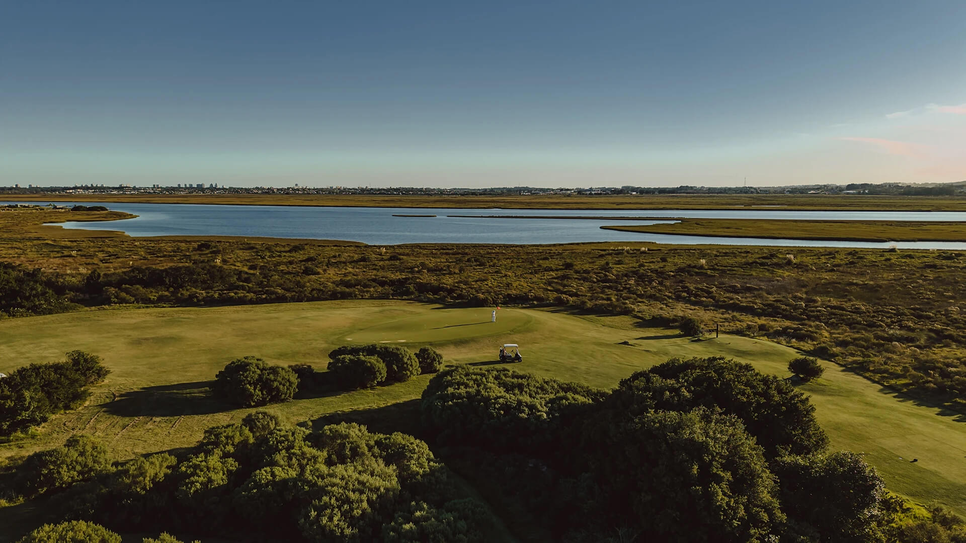 Campo de Golfe de 18 buracos por Arnold Palmer com Driving Range