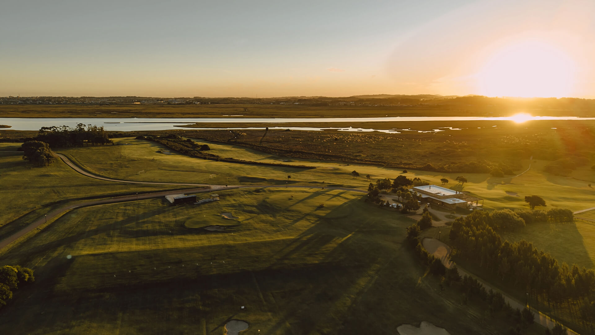 Campo de Golfe de 18 buracos por Arnold Palmer com Driving Range