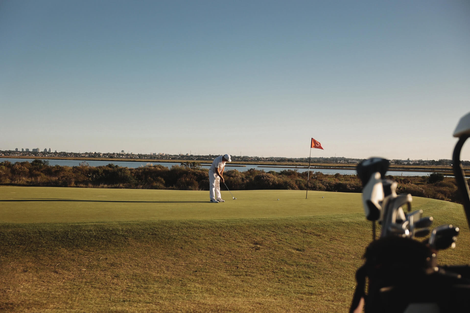 Campo de Golfe de 18 buracos por Arnold Palmer com Driving Range